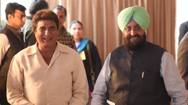 UP Congress chief Raj Babbar and Rajya Sabha member Partap Singh Bajwa at Amarinder Singh’s oath-taking as Punjab CM in Chandigarh on Thursday. (Sanjeev Sharma/HT) 