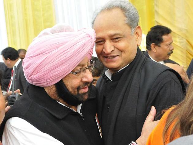 Capt Amarinder Singh with former Rajasthan CM Ashok Gehlot. (Keshav Singh/HT) 