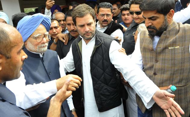 Congress vice-president Rahul Gandhi escorts former prime minister Manmohan Singh at the oath ceremony of Capt Amarinder Singh at Raj Bhawan in Chandigarh on Thursday. (Keshav Singh/HT) 