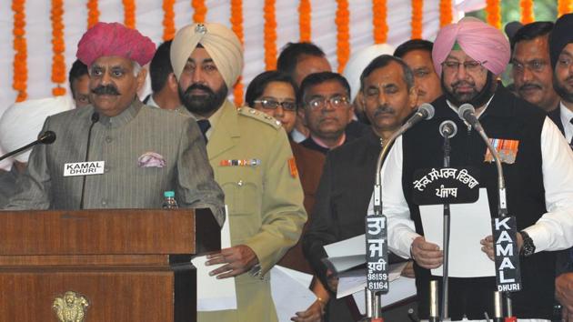 Captain Amarinder Singh taking oath as the 26th chief minister of Punjab in a ceremony at Punjab Raj Bhawan in Chandigarh on Thursday.(Sanjeev Sharma/HT)