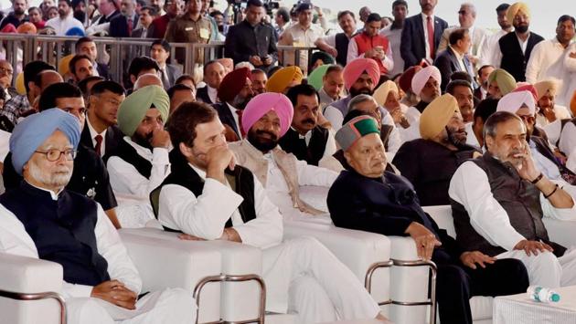 Former Prime Minister Manmohan Singh, Congress Vice President Rahul Gandhi, Himachal Pradesh Chief Minister Virbhadra Singh, senior party leaders Anand Sharma, Ashok Gehlot and Kapil Sibal during Amarinder Singh's swearing-in as Chief Minister at the Raj Bhawan. (PTI) 