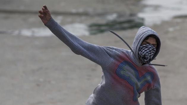 A protester throws a rock at Indian paramilitary soldiers in Srinagar, February 17, 2017 (AP) A protester throws a rock at Indian paramilitary soldiers in Srinagar, February 17, 2017 (AP)