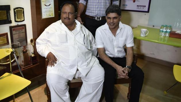 Madhya Pradesh police inspector Daulatram Jogawat with Dr. Muffazal A Lakdawala after he underwent a bariatric surgery in Mumbai. (HT Photo) Madhya Pradesh police inspector Daulatram Jogawat with Dr. Muffazal A Lakdawala after he underwent a bariatric surgery in Mumbai. (HT Photo)