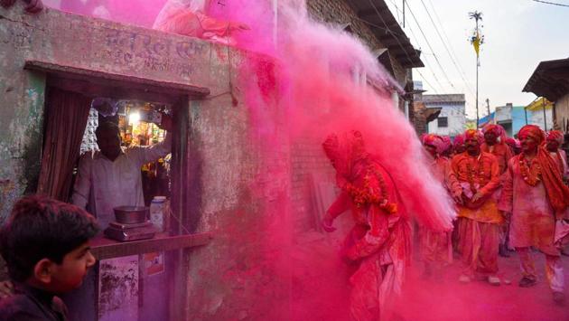 A Dalit man was allegedly beaten up by cops for throwing Holi colours on a chowkidar hailing from an upper caste community. The victim succumbed to his injuries on his way to the hospital.(AFP File Photo/ Representative image)