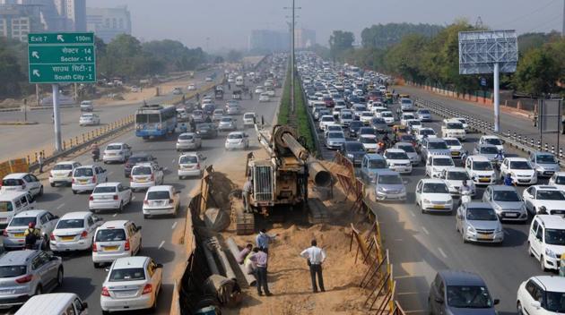 Traffic congested from Signature Tower chowk to Iffco chowk because of barricades installed on the Delhi-Gurgaon Expressway. (Parveen Kumar/HT Photo) Traffic congested from Signature Tower chowk to Iffco chowk because of barricades installed on the Delhi-Gurgaon Expressway. (Parveen Kumar/HT Photo)