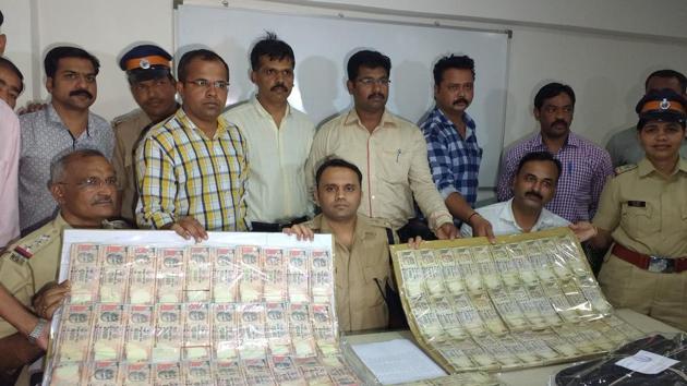 Police display the demonetised notes seized from the accused. (HT PHOTO) Police display the demonetised notes seized from the accused. (HT PHOTO)