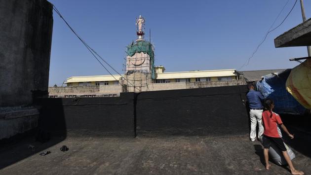 Today, most of them lie in disrepair. Some faces stand bare, many lie still as mechanical watch repairers become harder and harder to find. Lakshmi Insurance Building is a rare and wonderful example of an Art Deco structure with an Indian goddess and a clock at the top. 
