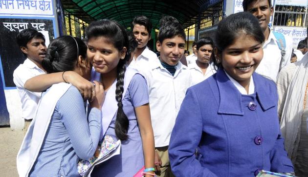 Students catch up on the first day of the UP Board exam on Friday. (SUNIL GHOSH/HT PHOTO) Students catch up on the first day of the UP Board exam on Friday. (SUNIL GHOSH/HT PHOTO)