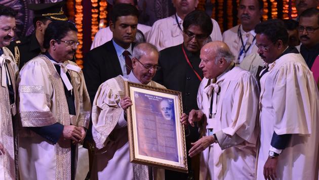 MU chancellor and state governor Ch Vidyasagar Rao (extreme left) and education minister Vinod Tawade (extreme right) look on as President Pranab Mukherjee gives the degree to Dr MS Swaminathan at Mumbai University on Friday.(Anshuman Poyrekar/HT Photo)