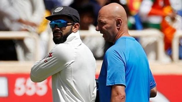 India cricket team captain Virat Kohli (left) walks off the field after injuring his shoulder during Day 1 of the third Test vs Australia cricket team in Ranchi(Reuters)