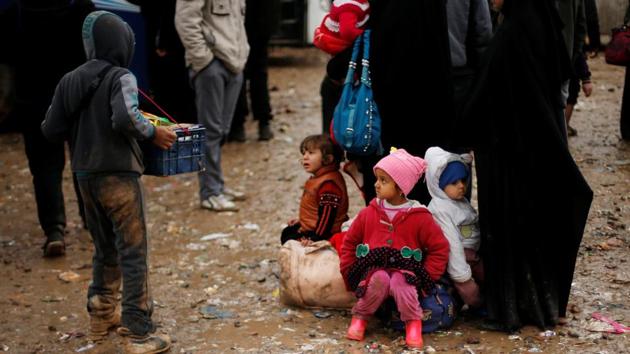 Displaced Iraqi children wait to get into Hamam al-Alil camp, on a rainy day, south of Mosul, Iraq. (REUTERS / REUTERS)