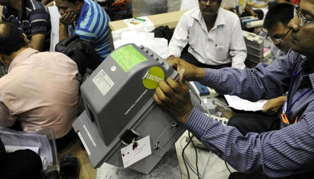 Election Commission of India showing the Voter Verifiable Paper Audit Trail (VVPAT) machine in Kolkata on April 20, 2016.(Ashok Nath Dey/ HT File Photo)