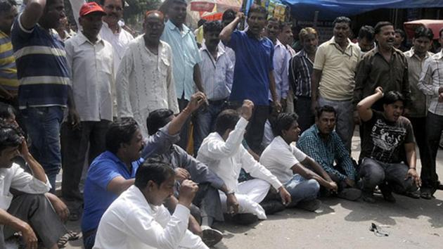 The safai karmacharis from the corporations raised slogans near the 6 Flagstaff House in Civil Lines area, partially obstructing the flow of traffic in the street. (HT File Photo) The safai karmacharis from the corporations raised slogans near the 6 Flagstaff House in Civil Lines area, partially obstructing the flow of traffic in the street. (HT File Photo)