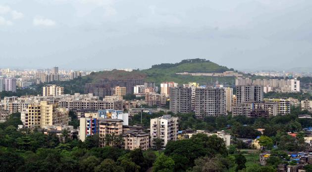 Look one way, and you see swanky malls, upmarket gated colonies and the Metro trains zipping past. Turn around, and dimly-lit chawls, narrow by- lanes and men lying around drunk fill your view.(HT file)