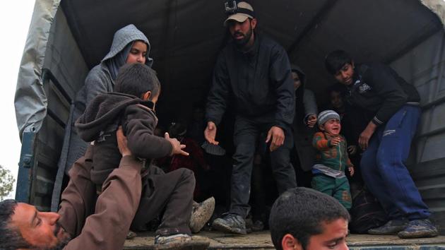 Displaced residents of western Mosul evacuate their neighbourhood , as Iraqi forces continue to advance in the embattled city combatting Islamic State (IS) group jihadists. (AHMAD AL-RUBAYE / AFP)