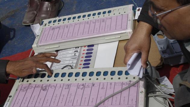 Dhirendra Ojha, the poll panel director, said EVMs were electronically protected to prevent tampering and evaluation of the software was carried out by an independent testing group.(Burhaan Kinu/HT Photo)