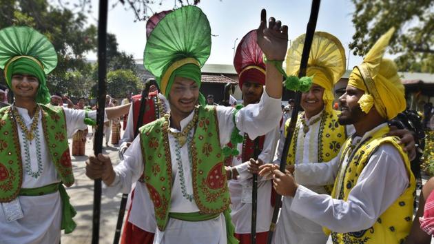 Artists perform the ‘Bhangra’, a Punjabi folk dance during the Rashtriya Ekta Shivir at Rajghat in New Delhi. (Raj K Raj/HT PHOTO)