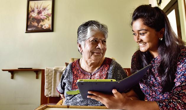 Bhagyalata Das, 72, says the ‘volunteers’ from Samvedna give her something to look forward to. Here, she and Priyanka Bantwal surf the internet for knitting designs at her Gurgaon home.(Sanjeev Verma/HT PHOTO)