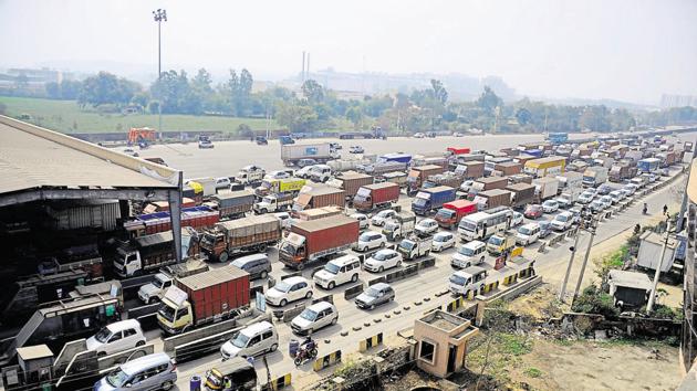 Police said it took almost an hour more to normalise the situation as only two lanes were operational while removing the vehicle. (HT File) Police said it took almost an hour more to normalise the situation as only two lanes were operational while removing the vehicle. (HT File)