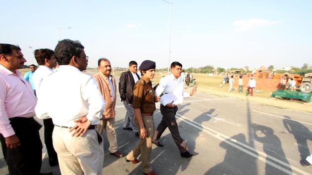 SSP Manzil Saini and other officials reviewing security arrangements at Smriti Upvan.(Deepak Gupta/ HT Photo)