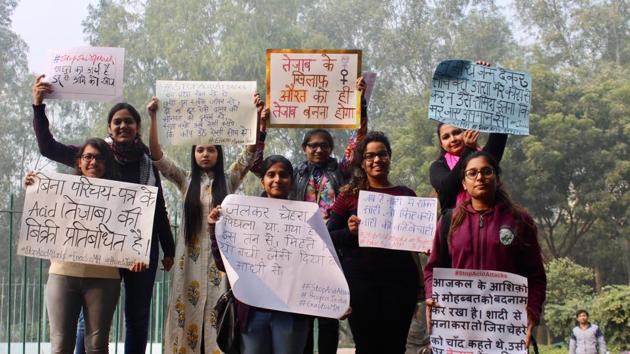Students of Miranda House holding posters to spread awareness on acid attacks. Students of Miranda House holding posters to spread awareness on acid attacks.