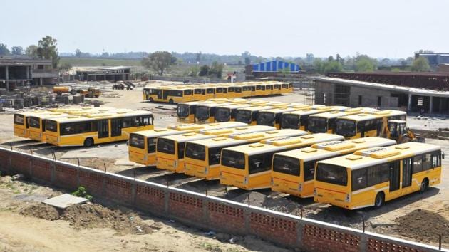 New BRTS buses parked at a depot near Verka Chowk in Amritsar on Friday.(Sameer Sehgal/ HT Photo)