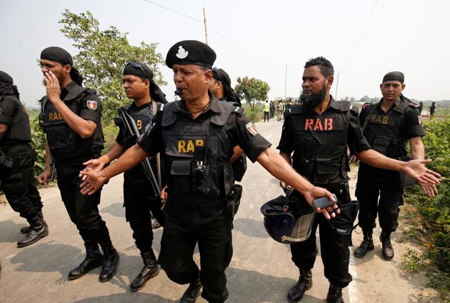 Security personnel block the road where police shot dead a suspected militant who tried to enter a security checkpost armed with explosives on Saturday.(Reuters) Security personnel block the road where police shot dead a suspected militant who tried to enter a security checkpost armed with explosives on Saturday.(Reuters)