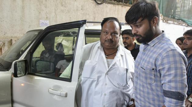Madhya Pradesh police inspector Daulatram Jogawat, who underwent bariatric surgery in Mumbai, was fine for a few days before developing complications (Kunal Patil/HT Photo) Madhya Pradesh police inspector Daulatram Jogawat, who underwent bariatric surgery in Mumbai, was fine for a few days before developing complications (Kunal Patil/HT Photo)