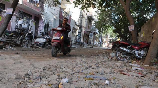 DLF Phase 3 residents said that the roads are even worse during the rainy season. (Parveen Kumar/HT PHOTO) DLF Phase 3 residents said that the roads are even worse during the rainy season. (Parveen Kumar/HT PHOTO)
