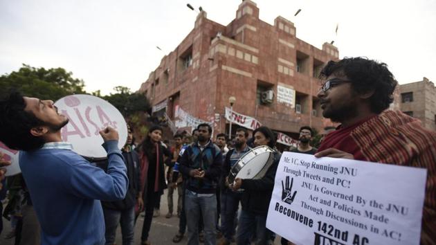 JNU Students have been protesting the UGC guidelines which they say suggests draconian eligibility criteria and entry rules and seat cut in PhD/MPhil admissions.(Sonu Mehta/HT PHOTO)