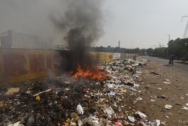 According to residents, waste is scattered over 500 metres on both sides of the road and it is common to see heaps of garbage burning. (Virendra Singh Gosain/HT PHOTO) According to residents, waste is scattered over 500 metres on both sides of the road and it is common to see heaps of garbage burning. (Virendra Singh Gosain/HT PHOTO)