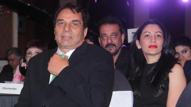 Veteran actor Dharmendra see with Sanjay Dutt with his wife Manyata Dutt. (Pramod Thakur/ HT Photo) 