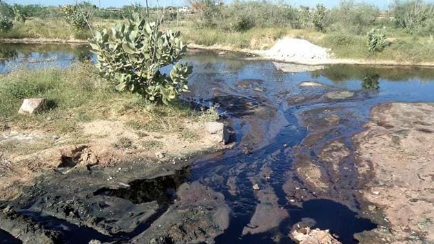 A polluted Bandi river in Pali.(HT photo)
