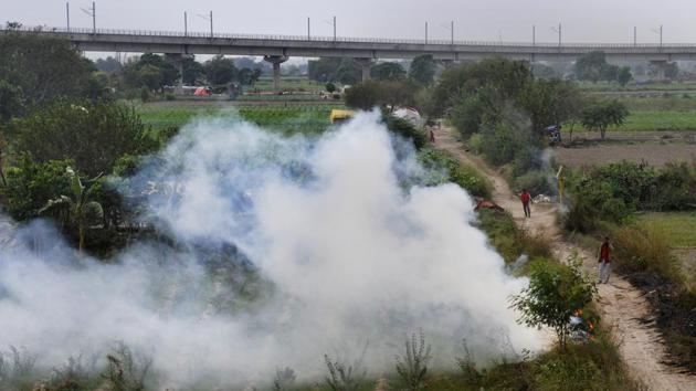 Waste being burnt in Delhi.(Mohd Zakir/HT File) Waste being burnt in Delhi.(Mohd Zakir/HT File)