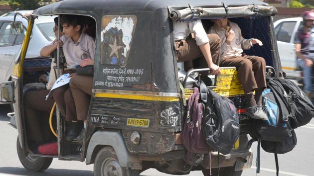 An overloaded auto ferries schoolchildren in Jaipur.(Prabhakar Sharma/Ht Photo)