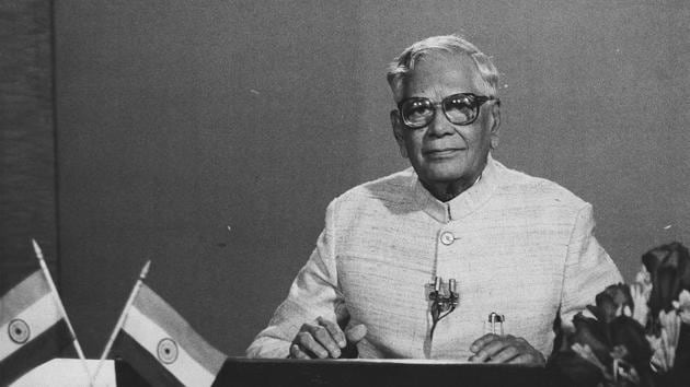 A file photo of former president R Venkataraman. In 1989, President R Venkataraman sought to create a government by calling upon leaders of parties according to the size of their Lok Sabha representation.(HT) A file photo of former president R Venkataraman. In 1989, President R Venkataraman sought to create a government by calling upon leaders of parties according to the size of their Lok Sabha representation.(HT)