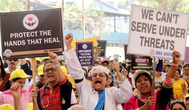 Doctors protest against the attack on a resident doctor in Dhule Civil Hospital in Mumbai on Friday.(Bhushan Koyande)