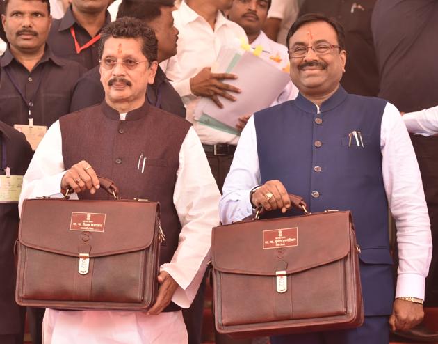 Minister of state for finance Deepak Kesarkar and state finance minister Sudhir Mungantiwar outside the Vidhan Bhavan on Saturday.(Anshuman Poyrekar/HT Photo)