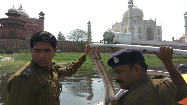 Superintendent of police Sushil Ghule (left) conducts a security drill on the Yamuna in the backdrop of the Taj Mahal.(HT photo) Superintendent of police Sushil Ghule (left) conducts a security drill on the Yamuna in the backdrop of the Taj Mahal.(HT photo)