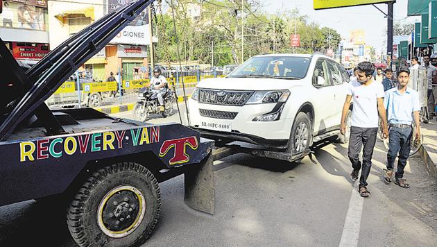 An illegally parked vehicle being towed away in Patna on Saturday. (Santosh/HT photo) An illegally parked vehicle being towed away in Patna on Saturday. (Santosh/HT photo)
