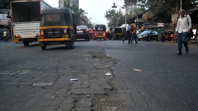 An inquiry team submitted its trial report on the second phase of the roads scam investigation to civic chief Ajoy Mehta on Friday.(HT File Photo)