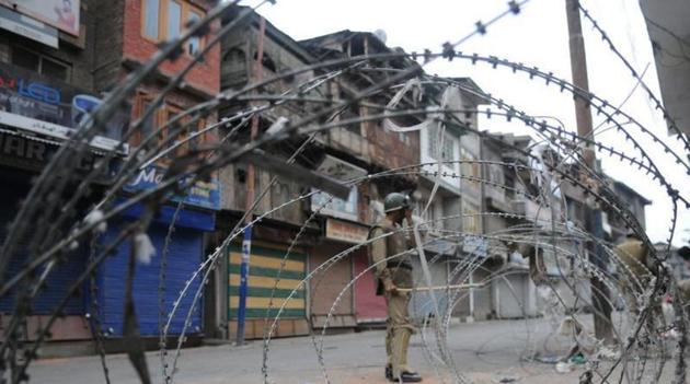 Police enforce curfew in Srinagar in July 2016 following the killing of militant commander Burhan Wani. The death led to one of Kashmir’s longest periods of unrest.(Waseem Andrabi / HT File Photo)