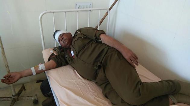 DSP Gurdayal Singh, who was injured in clashes, at Bhuna hospital. (HT Photo) DSP Gurdayal Singh, who was injured in clashes, at Bhuna hospital. (HT Photo)