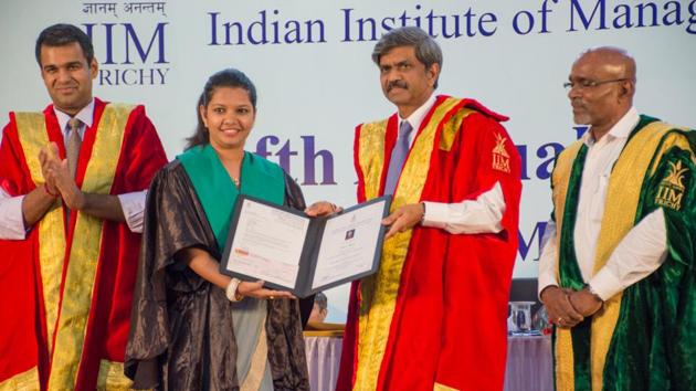 Rubal Bagde of the PGP Batch of 2017 receiving the Leela Chandrasekhara Menon Award for Outstanding PGPM Lady Student from DShivakumar, chairman & CEO, PepsiCo India Holdings Pvt Ltd.(Handout)