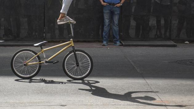 This man’s got the balancing act right. (Satish Bate/HT Photo) 