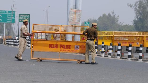 Delhi Police puts up a barricade to block the Delhi-Gurgaon Sarhaul border ahead of the Jat agitation which was to planned to take place on March 20 but was later called off. (Parveen Kumar/HT Photo) Delhi Police puts up a barricade to block the Delhi-Gurgaon Sarhaul border ahead of the Jat agitation which was to planned to take place on March 20 but was later called off. (Parveen Kumar/HT Photo)