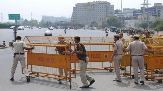 Delhi police blocked the Delhi-Gurgaon Sarhaul border with barricades ahead of the Jat agitation in Gurgaon on Sunday.(Parveen Kumar/HT PHOTO)