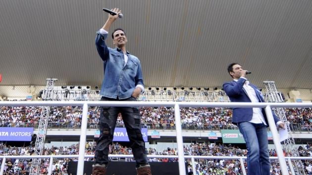 Bollywood star Akshay Kumar, the brand ambassador of Tata Motors commercial vehicle segment, attended the event in the afternoon and flagged off the Pro class race for international drivers.