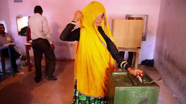 A woman casts her vote at Rozda village under Amer tehsil of Jaipur district on Sunday.(Himanshu Vyas/HT Photo)