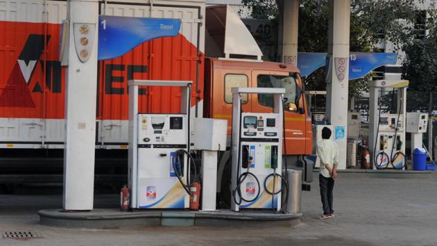 Fuel pump owners reported a surge in sales on Sunday as Gurgaon residents rushed to get tanks filled. (Parveen Kumar/HT Photo) Fuel pump owners reported a surge in sales on Sunday as Gurgaon residents rushed to get tanks filled. (Parveen Kumar/HT Photo)